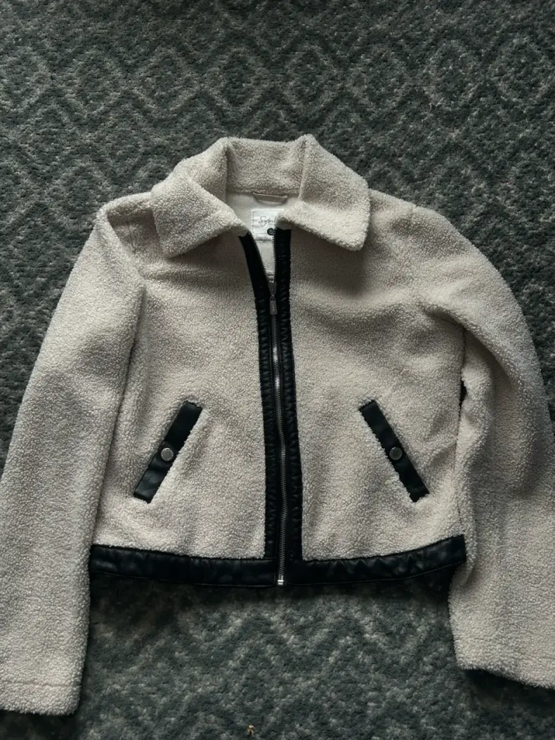Chaqueta de lana beige con detalles negros - 1