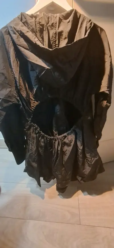 Chaqueta  negra con capucha - miniatura 1