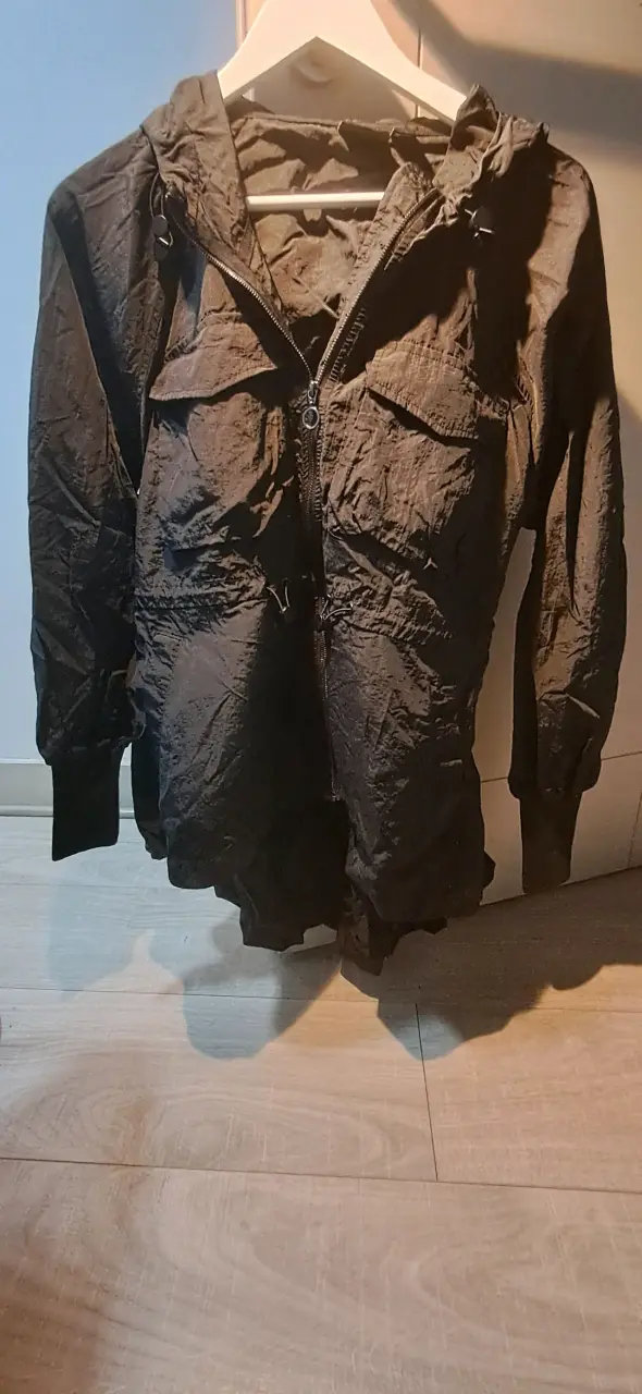 Chaqueta negra con capucha - 2