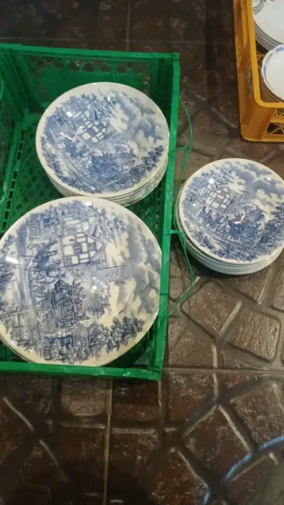 Plato decorativo de cerámica con diseño clásico - miniatura 2