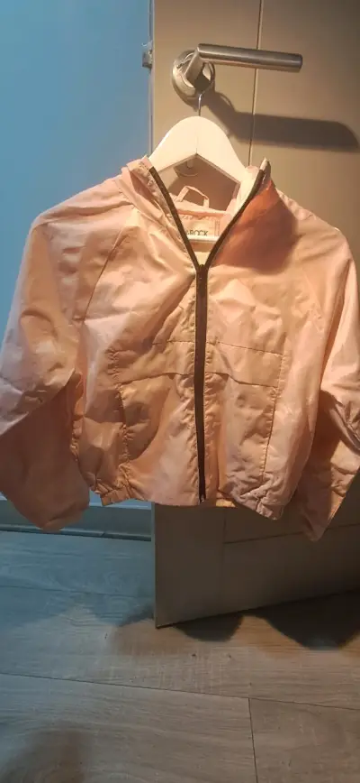 Chaqueta corta rosa con capucha - miniatura 1