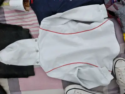 Chaqueta blanca con capucha y detalles rojos - miniatura 1