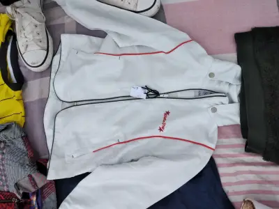 Chaqueta blanca con capucha y detalles rojos - miniatura 2