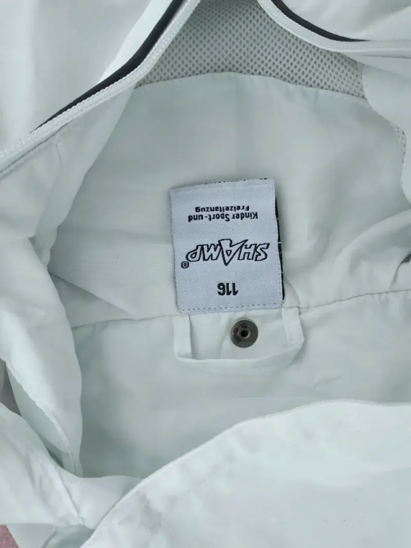 Chaqueta blanca con capucha y detalles rojos - 3