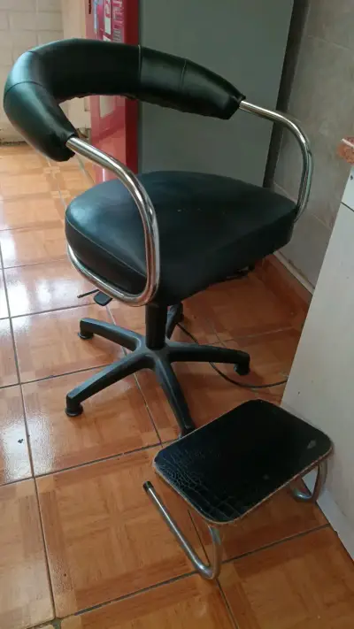 Silla de peluquería con reposapiés - miniatura 1