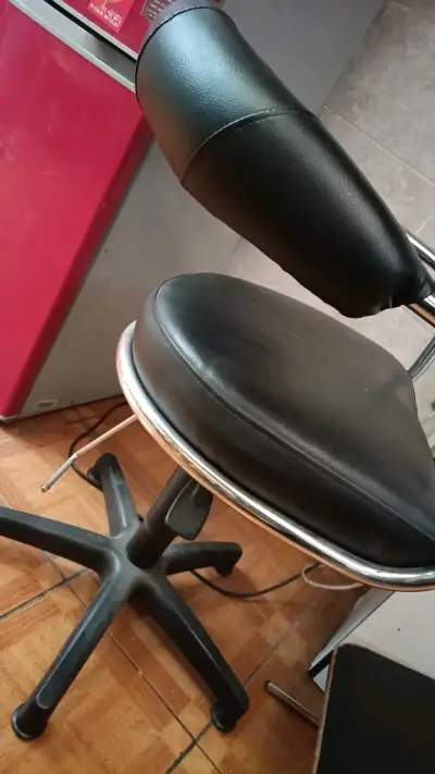 Silla de peluquería con reposapiés - miniatura 2