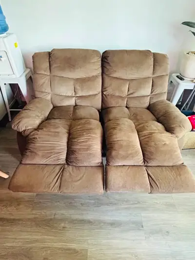 Sofá reclinable de tela chocolate  en buen estado - miniatura 3