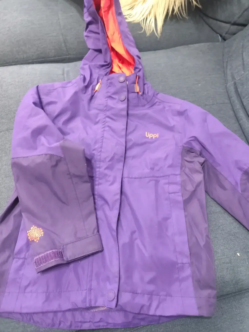 Chaqueta impermeable morada Uppí para niños
