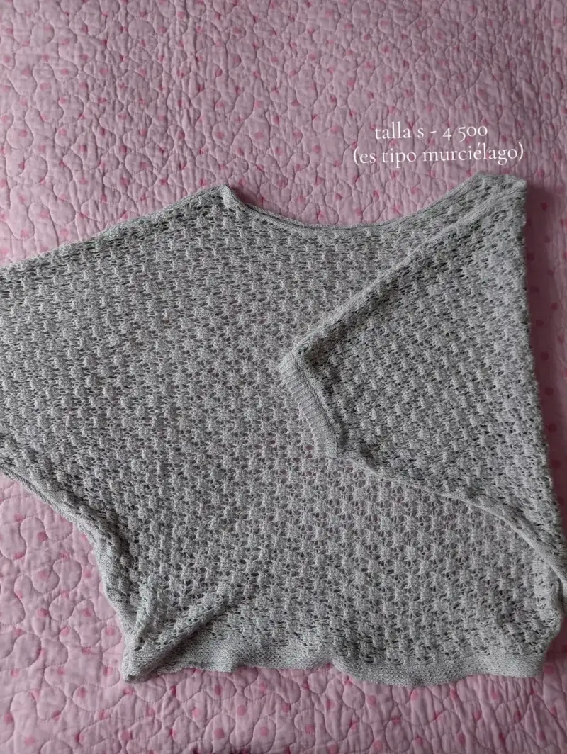 Poncho tejido gris tipo murciélago