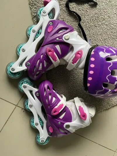 Patines en línea morados con casco infantil - miniatura 1