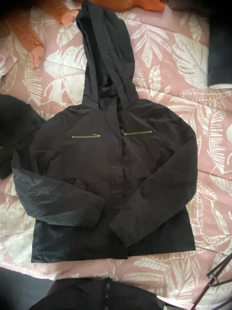 Chaqueta negra con capucha y cierres
