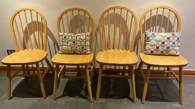Juego de 4 sillas de madera estilo clásico