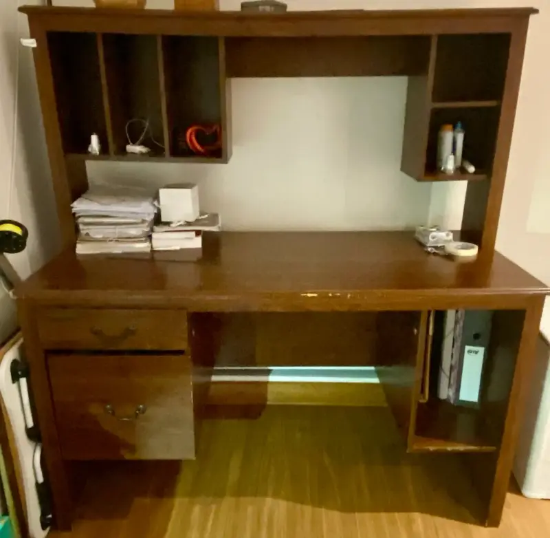 Escritorio de madera con estantería integrada