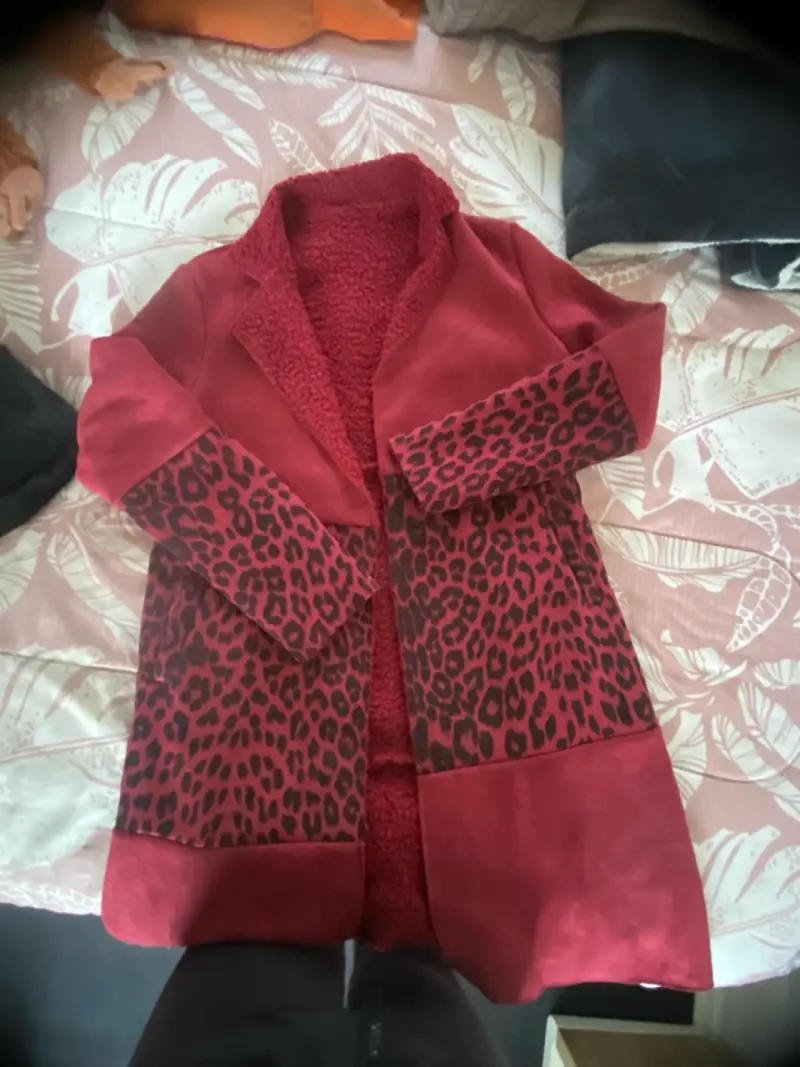 Abrigo rojo con estampado de leopardo