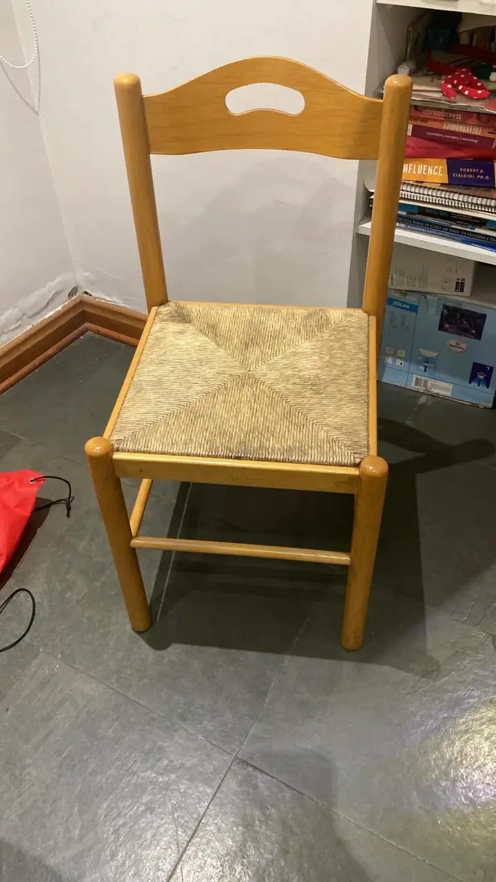 Silla de madera con asiento de mimbre
