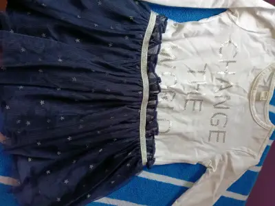 Vestido infantil con diseño de estrellas - miniatura 1