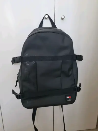 Mochila Tommy Hilfiger impermeable, modelo essenti - miniatura 1