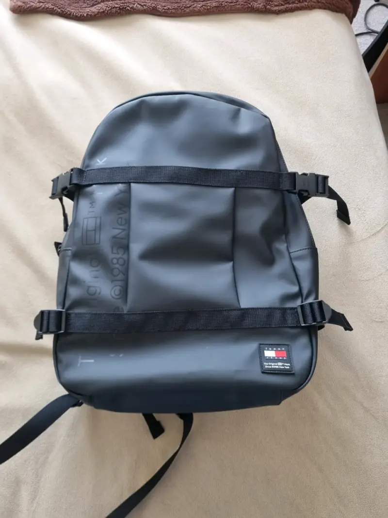 Mochila Tommy Hilfiger impermeable, modelo essenti - 2