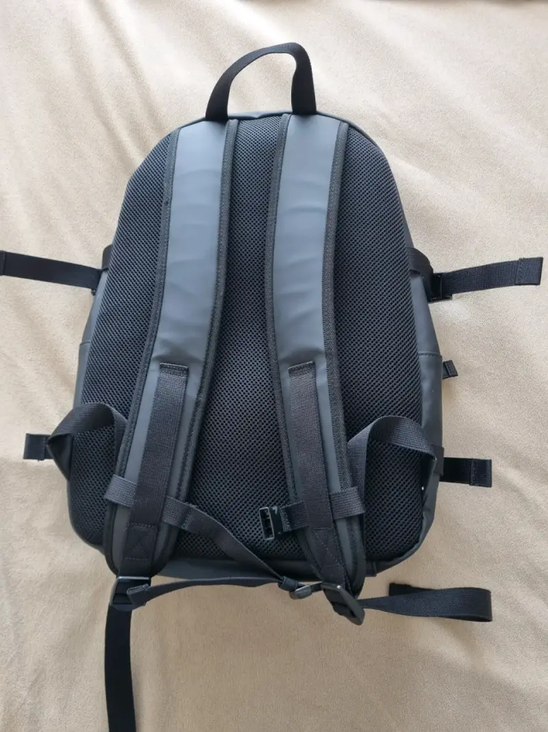 Mochila Tommy Hilfiger impermeable, modelo essenti - 3