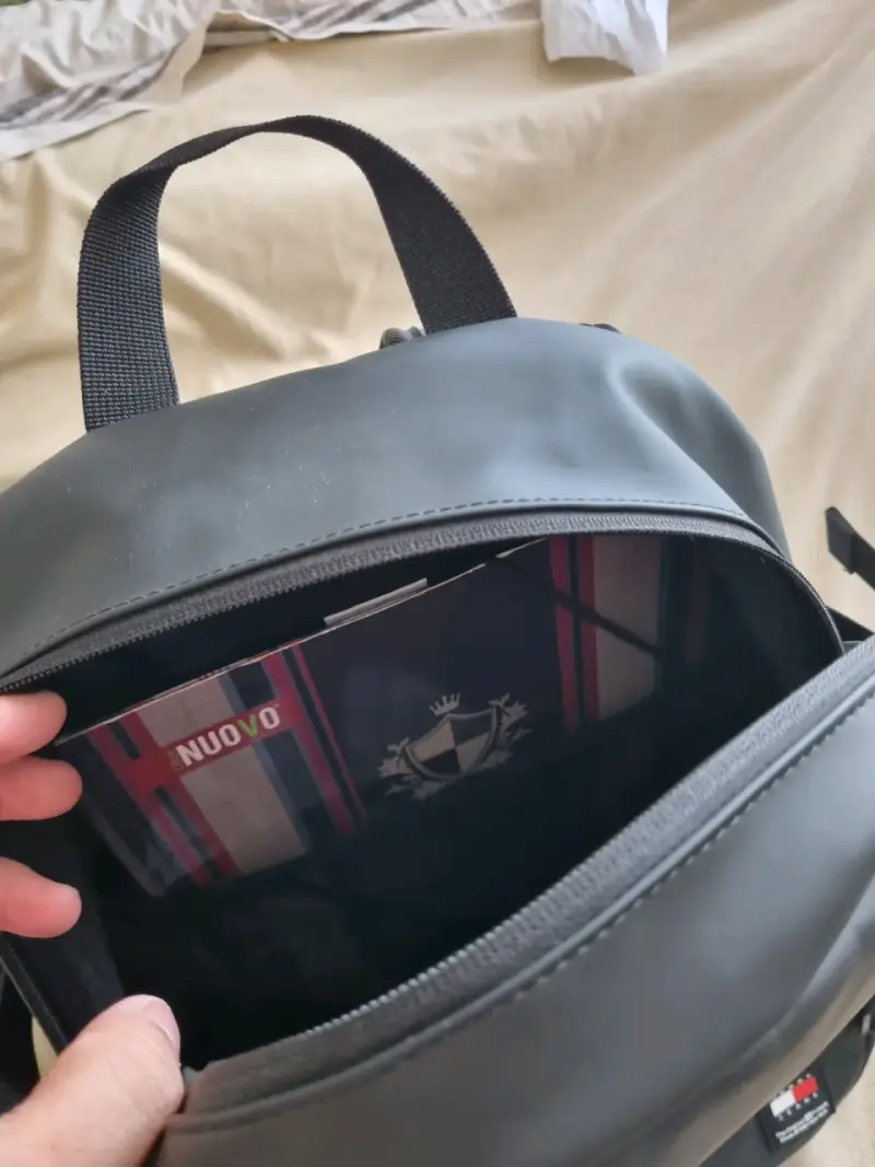 Mochila Tommy Hilfiger impermeable, modelo essenti - 4