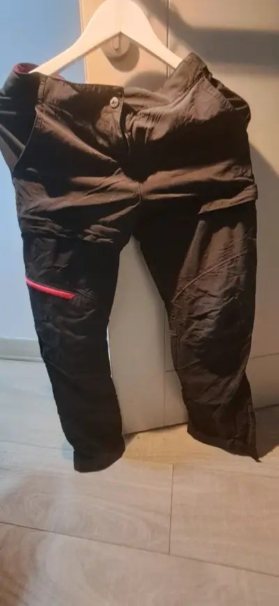 Pantalones de trabajo negros con detalles rojos - miniatura 1