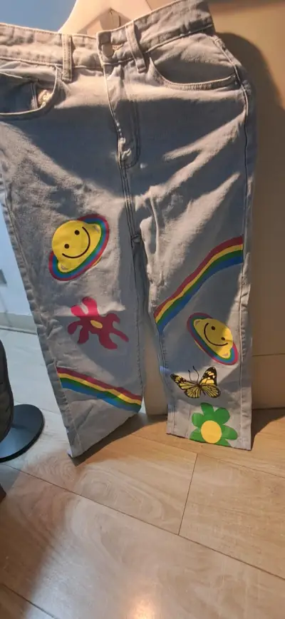 Jeans de mezclilla con estampados coloridos - miniatura 1