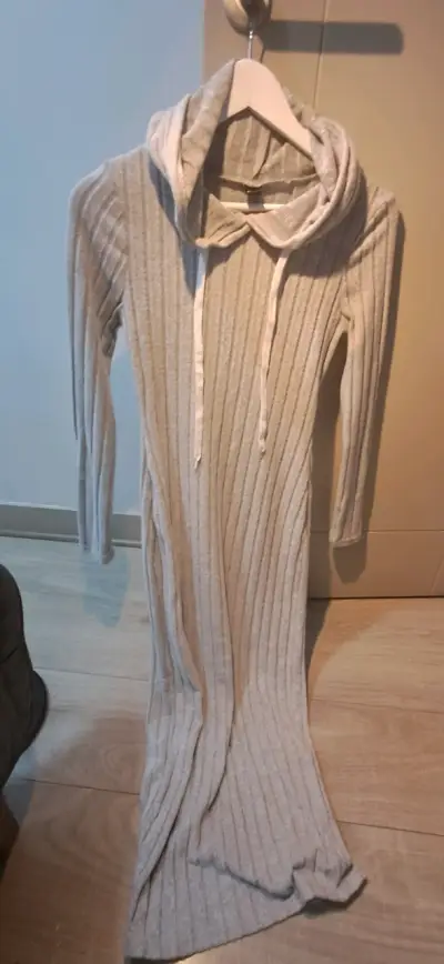 Vestido largo de punto gris con capucha - miniatura 1