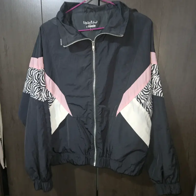 Chaqueta deportiva Issimo negra con diseño - 1
