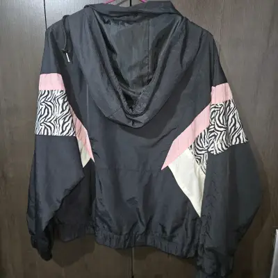 Chaqueta deportiva Issimo negra con diseño - miniatura 2