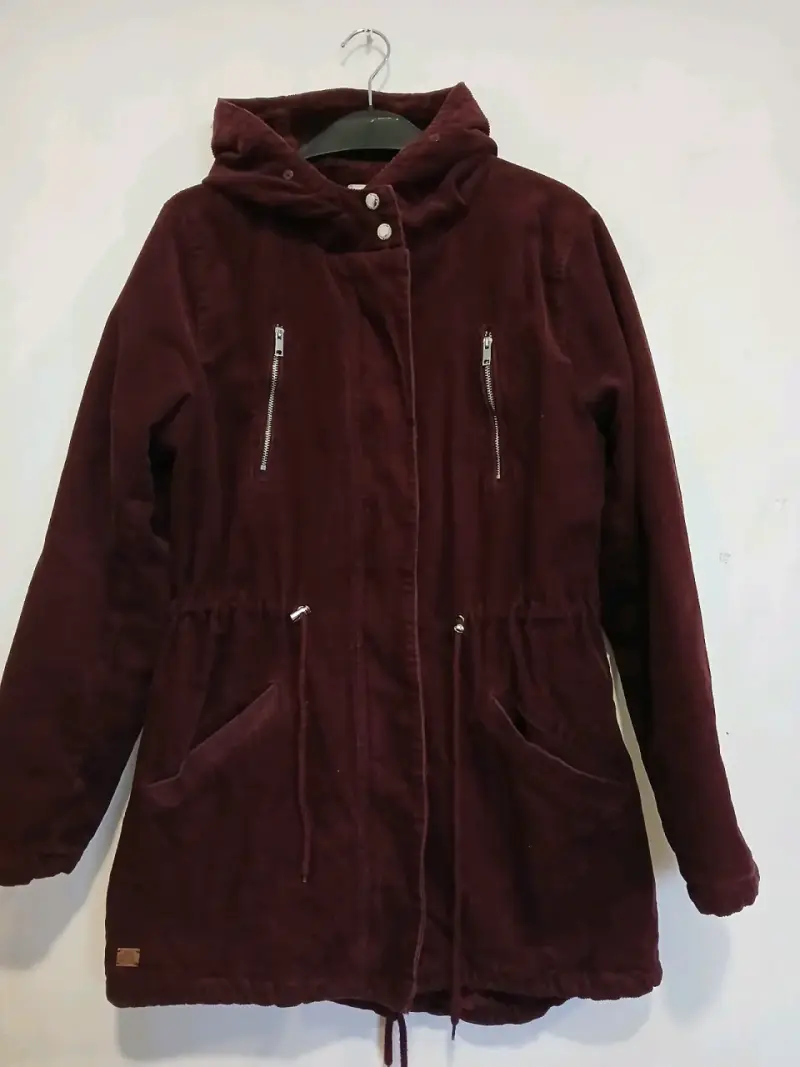 Chaqueta burdeos con capucha y bolsillos - 1