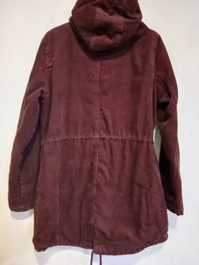 Chaqueta burdeos con capucha y bolsillos - miniatura 2