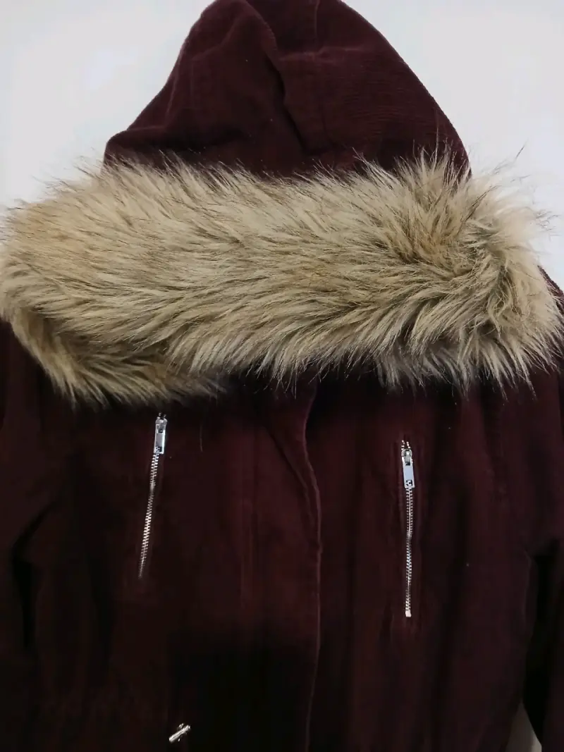 Chaqueta burdeos con capucha y bolsillos - 3