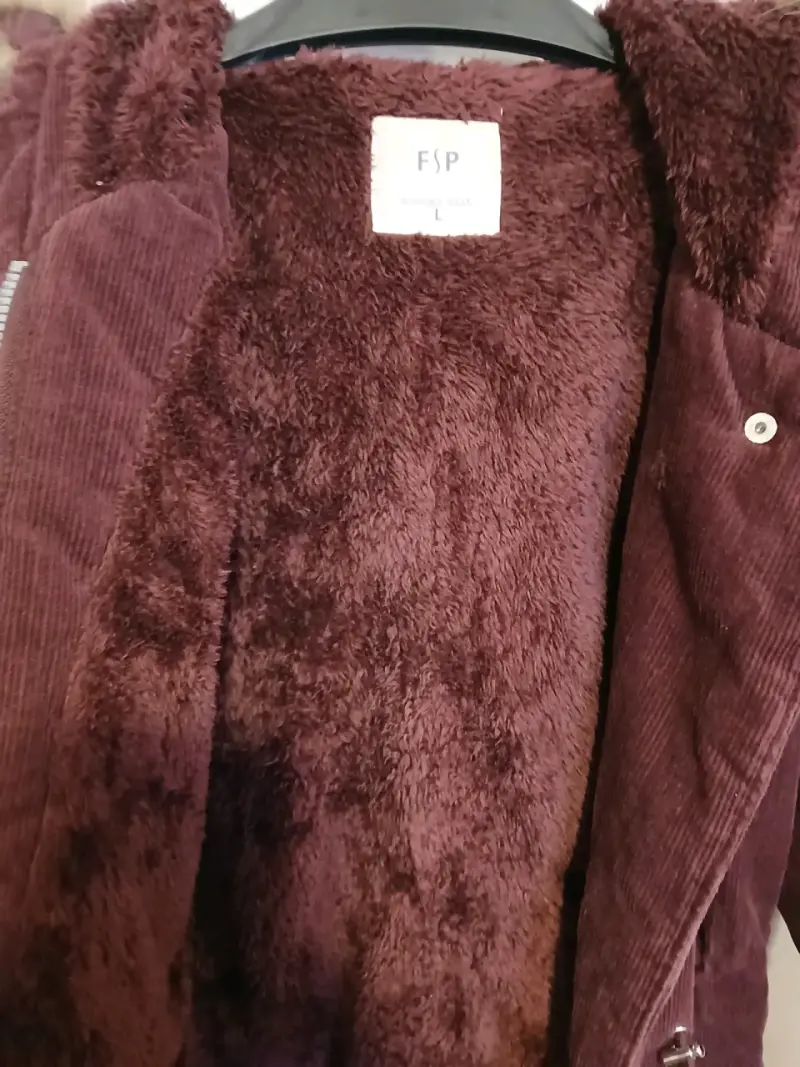 Chaqueta burdeos con capucha y bolsillos - 4