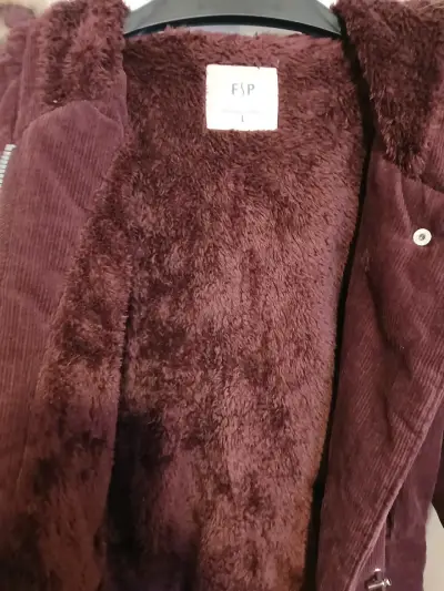 Chaqueta burdeos con capucha y bolsillos - miniatura 4