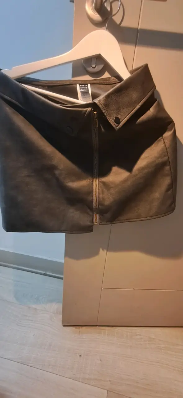 Falda corta de cuero sintético gris - 1