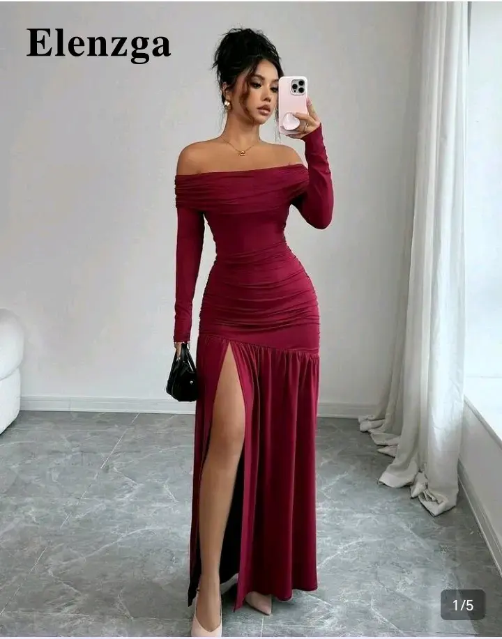 Vestido largo burdeos con abertura lateral