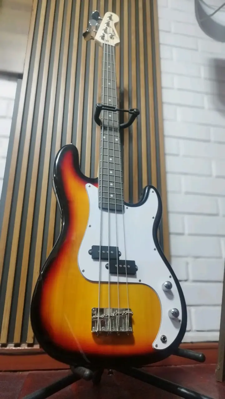 Bajo eléctrico Fiddler de 4 cuerdas - 1
