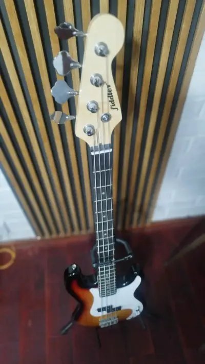 Bajo eléctrico Fiddler de 4 cuerdas - miniatura 2