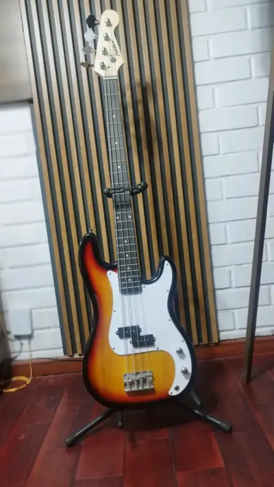 Bajo eléctrico Fiddler de 4 cuerdas - miniatura 3