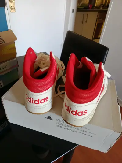 Zapatillas Adidas blancas y rojas de cuero - miniatura 3