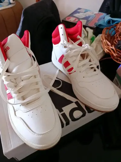 Zapatillas Adidas blancas y rojas de cuero - miniatura 5
