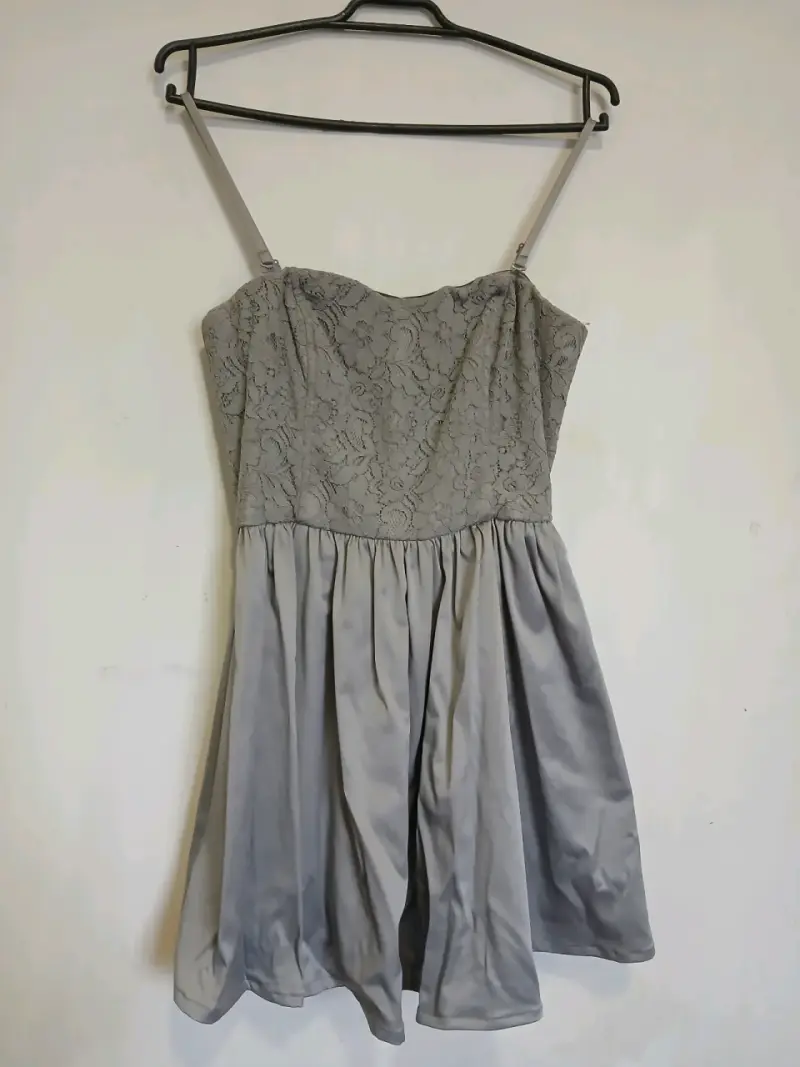 Vestido gris con encaje elegante - 1