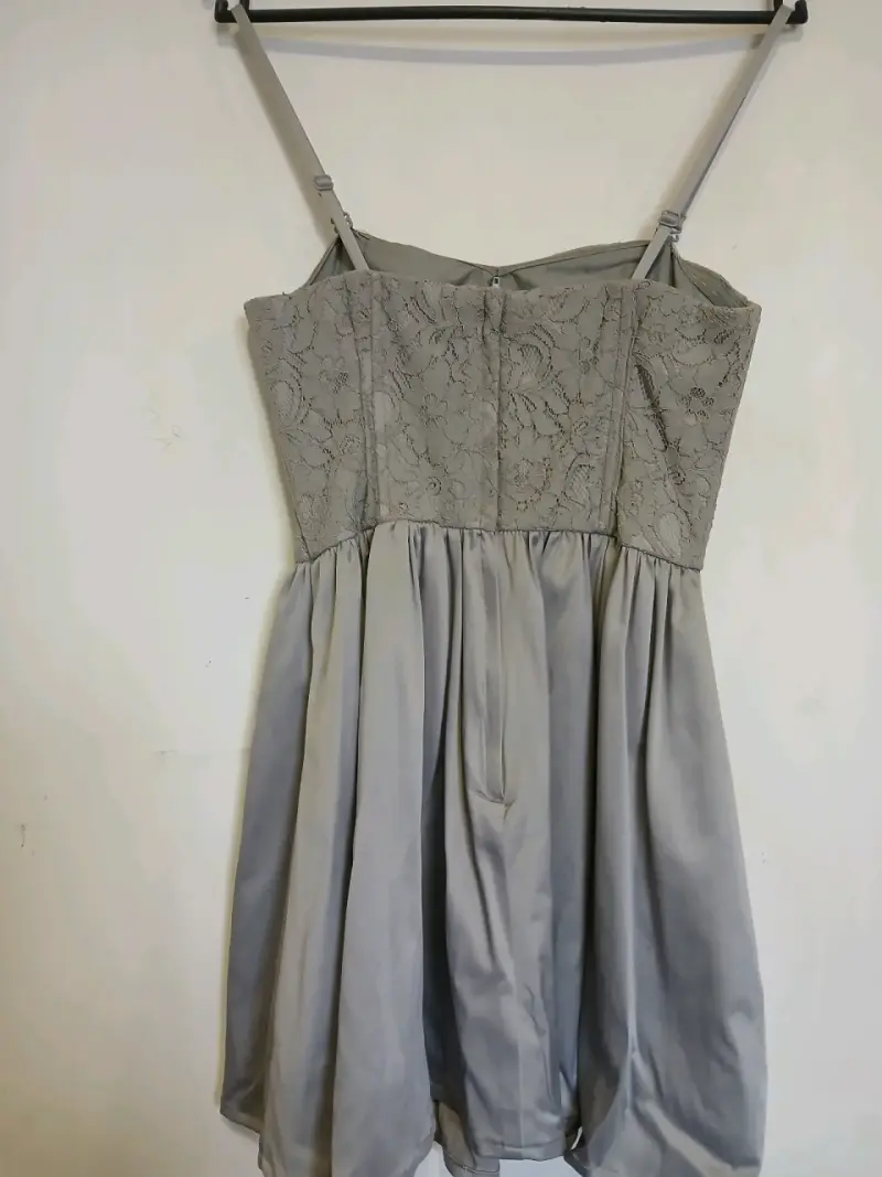 Vestido gris con encaje elegante - 2