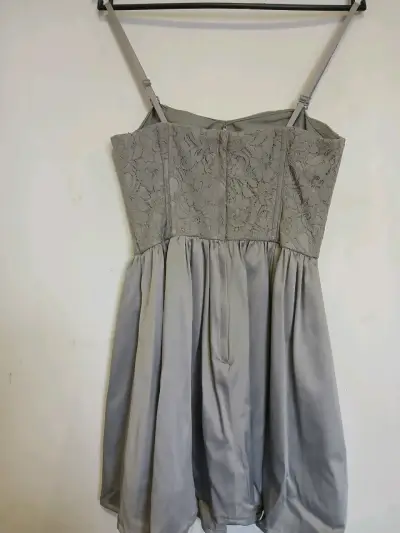 Vestido gris con encaje elegante - miniatura 2