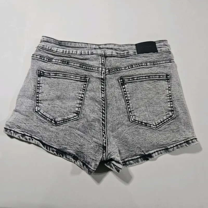 Shorts de mezclilla gris para mujer - 2