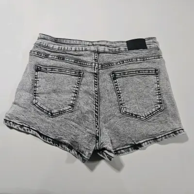 Shorts de mezclilla gris para mujer - miniatura 2