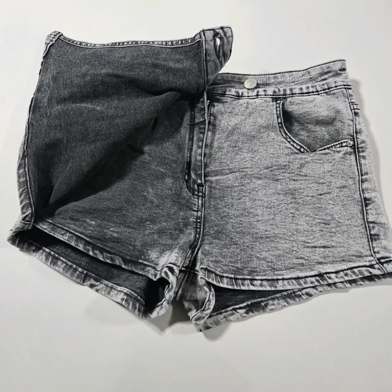 Shorts de mezclilla gris para mujer - 3
