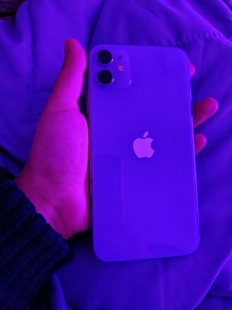 iPhone con pantalla encendida y funda - 2