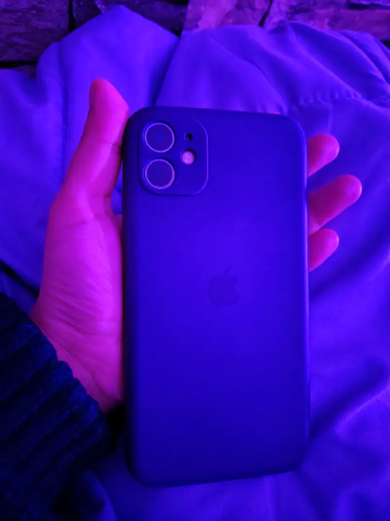 iPhone con pantalla encendida y funda - 3