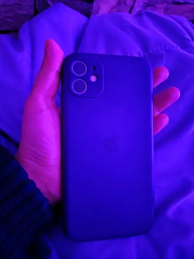 iPhone con pantalla encendida y funda - miniatura 3
